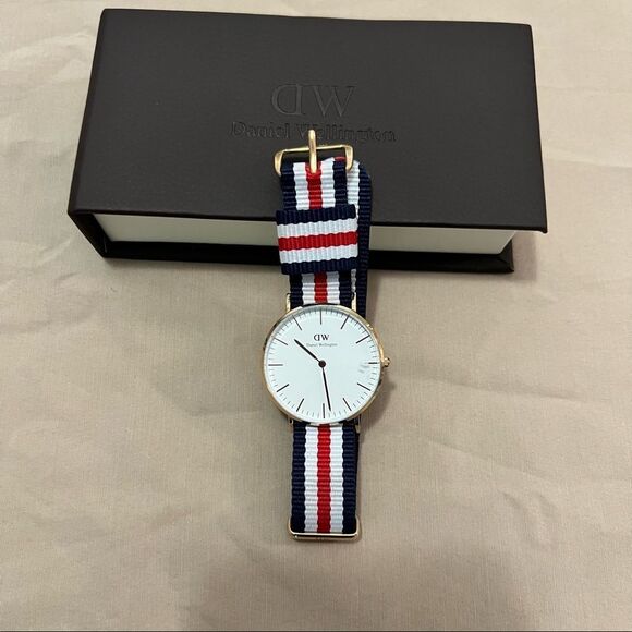 Daniels Williton woman’s watch with original case. - Picture 7 of 16